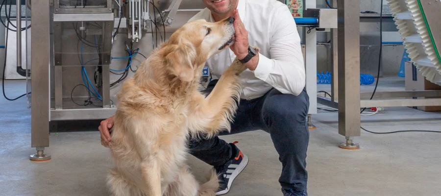 Geschäftsführer Thomas Stumpp und Bürohund Balou