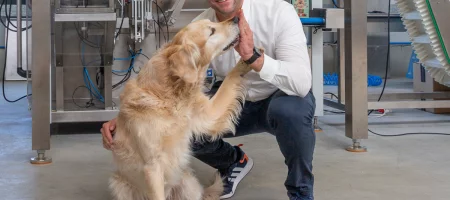 Geschäftsführer Thomas Stumpp und Bürohund Balou